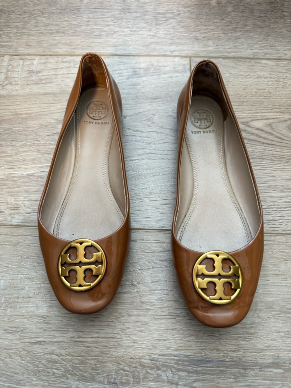 Tory Burch Patent Leather Flats with Gold Logo - Cognac